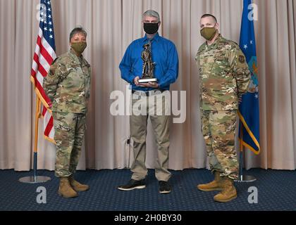 Col. Katrina Stephens, 66e commandant du groupe de la base aérienne, et Sgt.Bill Hebb, chef de commandement de l'ABG 66, présente Scott E. Sheehan, 66e Division de l'ingénieur civil, avec le prix civil de catégorie 2 de l'année 2020 à la base aérienne Hanscom, Mass., janvier 20. Banque D'Images