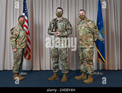 Col. Katrina Stephens, 66e commandant du groupe de la base aérienne, et Sgt.Bill Hebb, chef de commandement 66 ABG, présente Tech.Sgt.Christopher Boyd, 66 gestionnaire du déploiement de l'unité ABG, avec le Sgt principal.Bobby Jacques Spirit Above and Beyond Award à la base aérienne Hanscom, Mass., janvier 20. Banque D'Images