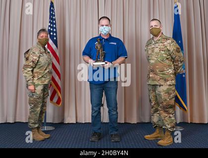 Col. Katrina Stephens, 66e commandant du groupe de la base aérienne, et Sgt.Bill Hebb, chef de commandement de l'ABG 66, Rodmen Hill, 66e Escadron de soutien de la Force, spécialiste de l'Aero Club, avec le prix de catégorie 1 de l'année 2020 du Fonds non affecté à la base aérienne Hanscom, Mass., janvier 20. Banque D'Images