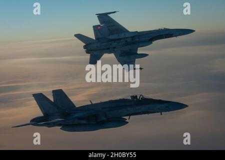 Du 18 au 20 janvier 2021, dans le cadre de l’engagement continu des Forces armées canadiennes à une présence durable dans les régions les plus éloignées de l’Arctique, deux avions de chasse CF-18 de la Force aérienne royale du Canada se sont mis en scène à Iqaluit, au Nunavut,Il a été lancé avec un ravitailleur air-air CC-150T Polaris au-dessus de la baie de Baffin, où il a réussi à faire le plein air-air avant de poursuivre la mission de formation Nord dans le cadre d'une patrouille arctique sur le côté nord-est de l'île de Baffin, à proximité de Nanisivik, au Nunavut.Le NORAD est un commandement binational axé sur la défense du Canada et des États-Unis. Banque D'Images