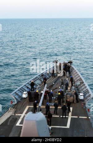 210120-N-IE405-1025 GOLFE D'OMAN (JANV20, 2021) les marins affectés au croiseur à missiles guidés USS Philippine Sea (CG 58) se préparent à une mer et un point d'ancrage alors que le navire transite dans le golfe d'Oman, janvier 20.La mer des Philippines est déployée dans la zone d'opérations de la 5e flotte des États-Unis à l'appui des opérations navales afin d'assurer la stabilité et la sécurité maritimes dans la région centrale, reliant la Méditerranée et le Pacifique à travers l'océan Indien occidental et trois points d'étranglement critiques à la libre circulation du commerce mondial. Banque D'Images