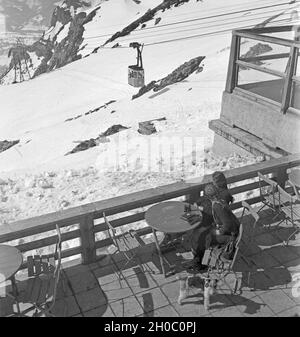 Ein Ausflug à ein Skigebiet in Bayern, Deutsches Reich 1930er Jahre. Un voyage d'une région de ski en Bavière, Allemagne, 1930. Banque D'Images