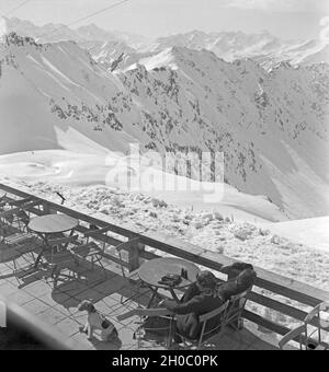 Ein Ausflug à ein Skigebiet in Bayern, Deutsches Reich 1930er Jahre. Un voyage d'une région de ski en Bavière, Allemagne, 1930. Banque D'Images