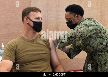 AGANA HEIGHTS, Guam (janv21, 2021) Cmdr.Robert Holt, officier en charge du Groupe de sécurité expéditionnaire maritime 1, détachement de Guam, reçoit le vaccin COVID-19 à l'hôpital naval américain de Guam.Les forces navales déployées en avant (FDNF) avec la Force opérationnelle Pacifique du Commandement des Forces expéditionnaires de la Marine (75) participent à la vaccination volontaire à l'appui des priorités du ministère de la Défense visant à protéger le peuple américain, à maintenir la disponibilité et à soutenir la réponse nationale du COVID-19.La Force expéditionnaire maritime est une capacité de base de la Marine qui assure la sécurité portuaire et portuaire Banque D'Images