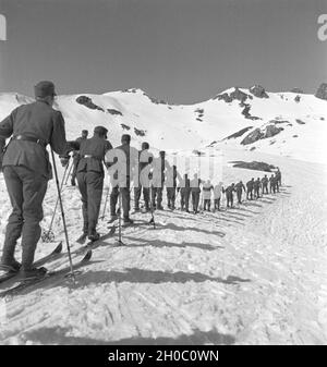 Gebirgsjäger in einem Skigebiet in Bayern, Deutsches Reich 1930er Jahre. L'infanterie de montagne dans une région de ski en Bavière, Allemagne, 1930. Banque D'Images