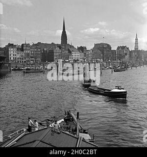 Barkassen Boote und im Hafen von Hamburg mit Blick auf die Nikolaikirche, Deutschland 1930er Jahre. Les péniches et bateaux au port de Hambourg avec vue sur l'église Saint-Nicolas, l'Allemagne des années 1930. Banque D'Images