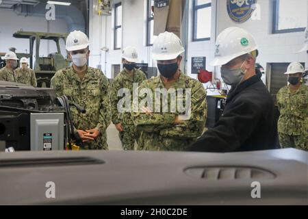 210121-N-N0443-3001 GULFPORT, divers (janv21, 2021) Kyle Dearing, mécanicien de construction de première classe, à droite, parle de la façon dont les moteurs de formation et les compresseurs d'air sont utilisés avec l'ADM arrière.Pete Garvin, commandant du centre de commandement de l'éducation et de l'instruction navales, lors d'une visite de la maison d'école du mécanicien de construction (cm) au Centre d'instruction de construction navale de Gulfport.Les étudiants reçoivent des exercices pratiques sur le type de véhicules utilisés dans les bataillons de Seabee et d'autres commandes auxquelles les CMS sont affectés.Environ 1,700 hommes et femmes travaillent comme CMS dans la Marine, réparant et maintenant la construction lourde, Tacti Banque D'Images