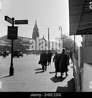 Der Hauptbahnhof à Hambourg mit Passanten, Deutschland 1930er Jahre.Gare principale de Hambourg avec des passants, Allemagne des années 1930. Banque D'Images