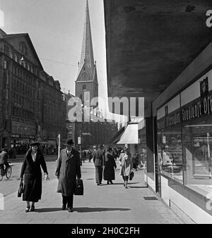 Die Mönckebergstraße in Hamburg mit Passanten, Deutschland 1930er Jahre.La Moenckebergstrasse à Hambourg avec les passants, Allemagne des années 1930. Banque D'Images