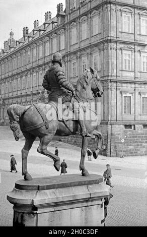 Der Bamberger Reiter auf dem Schönleinsplatz vor dem Dom zu Bamberg, Deutschland 1930 er Jahre. Sculpture du cavalier de Bamberg à Schoenleinsplatz place en face de la Cathédrale de Bamberg, Allemagne 1930. Banque D'Images