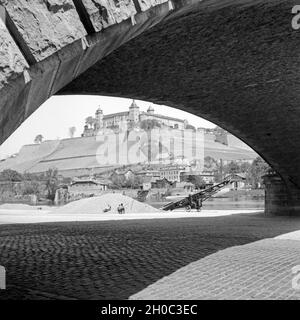 Die Festung Marienberg à Würzburg unter der alten sa gesehen Mainbrücke, Deutschland 1930er Jahre. La forteresse de Marienberg à Würzburg vu de sous le vieux pont sur le Main, Allemagne 1930. Banque D'Images