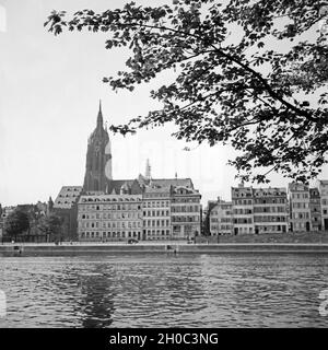Stadtansicht mit dem Kaiserdom St. Bartholomäus und dem Mainufer à Frankfurt, Deutschland 1930er Jahre. Vue sur la ville de Francfort, avec la cathédrale et la rivière Main, Allemagne 1930. Banque D'Images