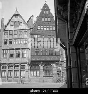 Häuserzeile am Römerberg in der Altstadt von Frankfurt am Main, Allemagne Allemagne Années 1930 er Jahre. Rangée de maisons à l'Roemerberg, dans la vieille ville de Francfort, Allemagne 1930. Banque D'Images