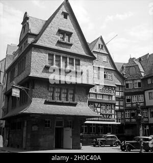 Ein Wohnhaus im Erdgeschoß mit öffentlicher Bedürfnisanstalt in der Großen Fischer Gasse in der Altstadt von Fankfurt am Main, Deutschland 1930 er Jahre. Un petit appartement immeuble avec une commodité publique à la vieille ville de Francfort, Allemagne 1930. Banque D'Images