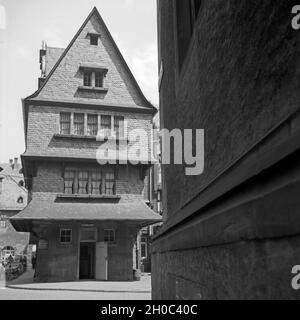 Ein Wohnhaus im Erdgeschoß mit öffentlicher Bedürfnisanstalt in der Großen Fischer Gasse in der Altstadt von Fankfurt am Main, Deutschland 1930 er Jahre. Un petit appartement immeuble avec une commodité publique à la vieille ville de Francfort, Allemagne 1930. Banque D'Images