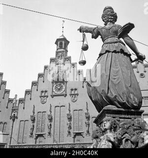 Häuserzeile am Römerberg mit Justitia Skulptur in der Altstadt von Frankfurt am Main, Allemagne Allemagne Années 1930 er Jahre. Rangée de maisons à l'Roemerberg, dans la vieille ville de Francfort, Allemagne 1930. Banque D'Images