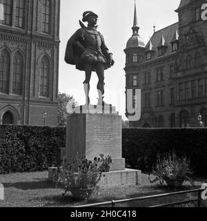 Das Denkmal von Wilhelm von Oranien auf dem Markt à Wiesbaden, Allemagne Allemagne Années 1930 er Jahre. Avec Memorial sculpture de Guillaume le Taciturne au marché principal de Wiesbaden, Allemagne 1930. Banque D'Images