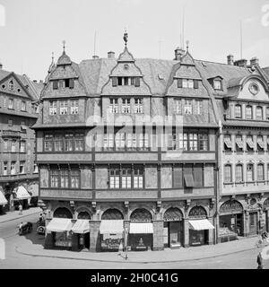 Häuserzeile am Römerberg in der Altstadt von Frankfurt am Main, Allemagne Allemagne Années 1930 er Jahre. Rangée de maisons à l'Roemerberg, dans la vieille ville de Francfort, Allemagne 1930. Banque D'Images