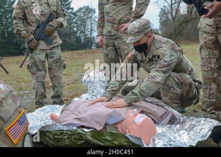 Sergent du soldat de l'armée américaine.Purdy affecté à I corps, 7e Division d'infanterie, démontre comment prendre soin d'un soldat blessé à North fort Lewis, Washington, le 21 janvier 2021.Les aumôniers et les spécialistes des affaires religieuses protègent le libre exercice de la religion et contribuent au bien-être mental et émotionnel de tous les soldats. Banque D'Images