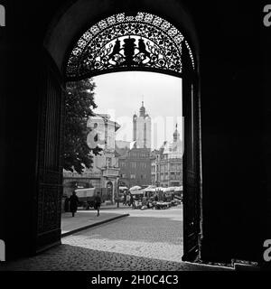 Blick durch das Tor des Residenzschlosses auf den Markt und die Stadtkirche à Darmstadt, Deutschland 1930 er Jahre. Vue par la porte du château de résidence principal marché et église Stadtkirche à Darmstadt, Allemagne 1930. Banque D'Images