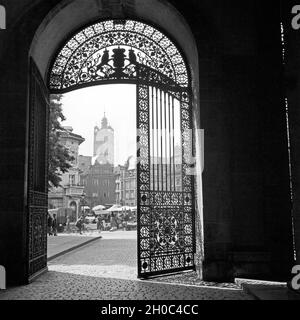 Blick durch das Tor des Residenzschlosses auf den Markt und die Stadtkirche à Darmstadt, Deutschland 1930 er Jahre. Vue par la porte du château de résidence principal marché et église Stadtkirche à Darmstadt, Allemagne 1930. Banque D'Images