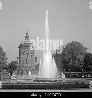 Der Wasserturm mit Springbrunnen à Mannheim, Deutschland 1930er Jahre. La Mannheim Water tower avec fontaine, Allemagne 1930. Banque D'Images