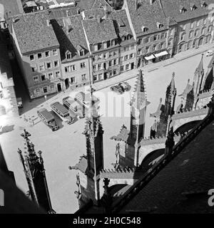 Blick vom Turm des Münsters à Freiburg auf die Stadt und Deutschland, Reisebusse 1930er Jahre, vue du beffroi de la cathédrale à Fribourg pour les toits de la ville et des entraîneurs, l'Allemagne des années 1930. Banque D'Images