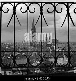 Blick auf einer Anhöhe von Freiburg aus Deutschland, 1930er Jahre. Vue d'une colline de Freiburg, Allemagne 1930. Banque D'Images