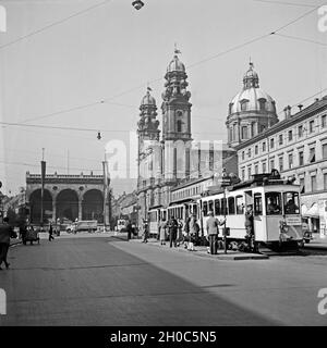 Der Odeonsplatz mit der Feldherrnhalle und der Theatinerkirche in der Innenstadt von München, Deutschland 1930er Jahre. La place Odeonsplatz, Feldherrnhalle hall et l'église Theatinerkirche au centre de Munich, Allemagne 1930. Banque D'Images