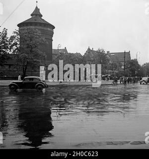 Frauentor Das im Südosten der alten Stadtmauer von Nürnberg im Regen, Deutschland 1930 er Jahre. Frauentor gate dans le sud-est de la vieille ville de Nuremberg mur sur un jour de pluie, l'Allemagne des années 1930. Banque D'Images