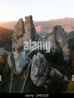 Vue aérienne de drone à la forteresse de Tustan - monument archéologique et naturel d'importance nationale dans le village d'Urych en automne, Ukraine.Photographie de paysage Banque D'Images