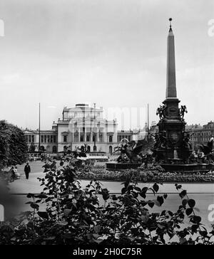 Die Oper mit dem Obelisken auf dem Opernplatz dans Leipzig, Deutschland 1930 er Jahre. L'opéra et la place avec ses obelisc à Leipzig, Allemagne 1930. Banque D'Images