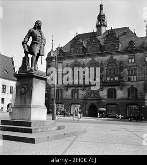 Händel Das Denkmal auf dem Rathausplatz à Halle an der Saale, Allemagne Allemagne Années 1930 er Jahre. Monument fo compositeur allemand Georg Friedrich Haendel à la place de l'hôtel de ville de Halle à rivière Saale, Allemagne 1930. Banque D'Images