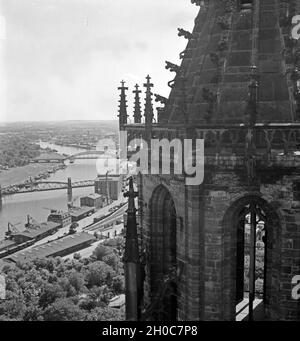 Blick vom Dom zu Magdeburg auf die Stadt und Industrie- und Hafenanlagen auf der Elbe, Deutschland 1930er Jahre. Vue depuis le beffroi de la cathédrale de Magdebourg à la ville et à l'industrie et le port au bord du fleuve Elbe, Allemagne 1930. Banque D'Images