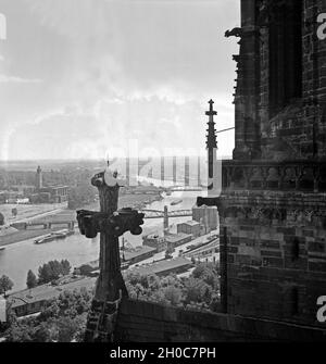 Blick vom Dom zu Magdeburg auf die Stadt und Industrie- und Hafenanlagen auf der Elbe, Deutschland 1930er Jahre. Vue depuis le beffroi de la cathédrale de Magdebourg à la ville et à l'industrie et le port au bord du fleuve Elbe, Allemagne 1930. Banque D'Images