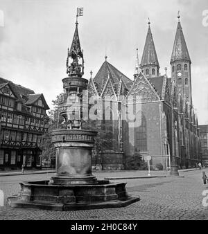 Die Martinikirche mit dem Altstadtmarktbrunnen à Braunschweig, Deutschland 1930 er Jahre. L'église Saint-Martin avec la fontaine du marché de la vieille ville de Braunschweig, Allemagne 1930. Banque D'Images