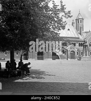 Menschen sitzen Im Schatten unter einem Baum auf dem Burgplatz à Braunschweig, Deutschland 1930 er Jahre. Des gens assis et reposant à l'ombre d'un arbre sur Burgplatz à Braunschweig, Allemagne 1930. Banque D'Images