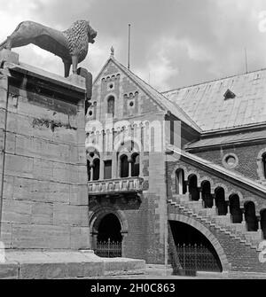 Der Braunschweiger Löwe auf dem Burgplatz, Deutschland 1930er Jahre. Le lion en tant que monument de Braunschweig sur Burgplat square, Allemagne 1930. Banque D'Images