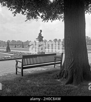 Im Park von Schloß bei Herrenhausen Hannover, Deutschland 1930er Jahre. Dans le parc du château de Herrenhausen, près de Hanovre, Allemagne 1930. Banque D'Images