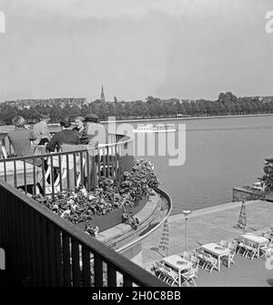 Menschen auf der Terrasse des Pavillons der Gaststätte Am Ufer des Maschsees à Hannover, Deutschland 1930er Jahre. Les gens à la terrasse du pavillon du restaurant au bord du lac Maschsee à Hanovre, Allemagne 1930. Banque D'Images