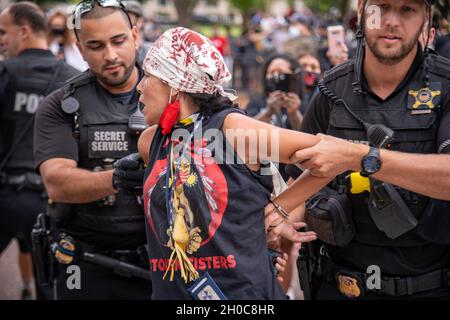 Washington, États-Unis.11 octobre 2021.Des activistes de l'environnement, dirigés par des groupes de peuples autochtones, protestent à la Maison Blanche pour appeler le gouvernement américain à lutter contre le changement climatique à Washington, DC, le 11 octobre 2021.Ce manifestant a été arrêté et conduit, mais plus tard libéré par la police.(Photo par Matthew Rodier/Sipa USA) crédit: SIPA USA/Alay Live News Banque D'Images