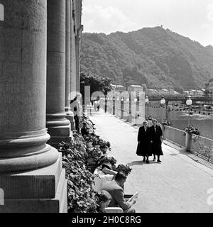 Kurgäste flanieren Am Ufer der Lahn à Bad Ems, Deutschland 1930 er Jahre. Les curistes se promener ot la rive de rivière Lahn à Bad Ems, Allemagne 1930. Banque D'Images