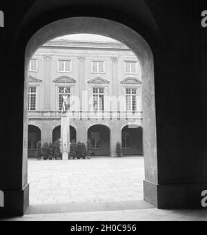Blick auf den Innenhof der Rheinischen Friedrich Wilhelms Universität de Bonn, Deutschland 1930 er Jahre. La cour intérieure de l'université Rheinische Friedrich Wilhelms à Bonn, Allemagne 1930. Banque D'Images