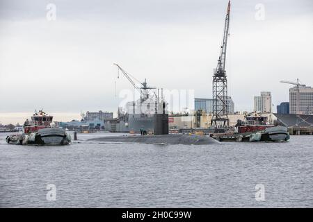 Le chantier naval de Norfolk (NNSY) a accueilli le sous-marin de classe Los Angeles USS Toledo (SSN 769) le 21 janvier pour une révision technique. Banque D'Images