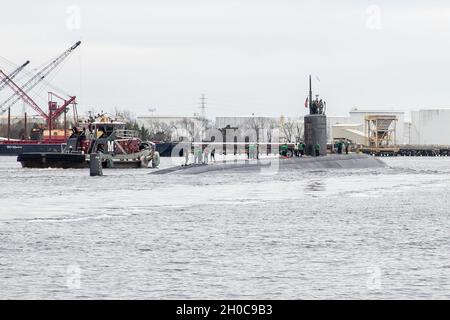 Le chantier naval de Norfolk (NNSY) a accueilli le sous-marin de classe Los Angeles USS Toledo (SSN 769) le 21 janvier pour une révision technique. Banque D'Images