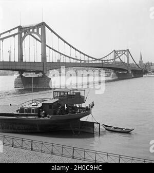 Die Deutzer Hängebrücke oder auch Hindenburgbrücke über den Rhein in in Köln verbindet die rechte und die linke Rheinseite der Stadt, 1930er Jahre.Le pont Deutzer Bruecke à Cologne relie les deux parties de la ville, dans les années 1930. Banque D'Images