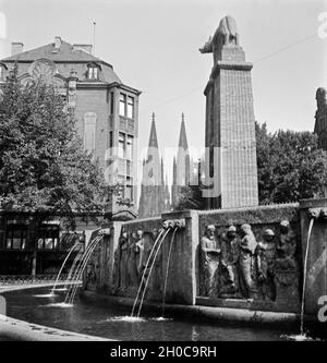 Der Römerbrunnen à Köln, Nähe Zeughausstraße, 1930er Jahre. La fontaine romaine dans la ville de Cologne, à proximité Zeughausstrasse, 1930. Banque D'Images