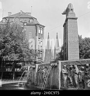 Der Römerbrunnen in Köln, Nähe Zeughausstraße, 1930er Jahre.La fontaine romaine, près de Zeughausstrasse, Cologne années 1930. Banque D'Images