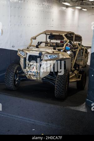 Un Marine, avec la 31e unité expéditionnaire maritime (MEU), conduit un véhicule tout-terrain tactique léger (MRZR) sur une rampe pour commencer le chargement sur un Osprey MV-22B avec le Marine Medium Tiltrotor Squadron 262 (renforcé), le 31e MEU, à bord du navire d'assaut amphibie USS America (LHA 6) en mer des Philippines, le 21 janvier 2021.Le MRZR a été déployé à l'appui d'un exercice d'entraînement au cours duquel l'élément de commandement avant a été déployé.Le 31e MEU opère à bord de navires du groupe de grève expéditionnaire américain dans la zone d'opérations de la 7e flotte afin d'améliorer l'interopérabilité avec les alliés et les partenaires et de servir de tels éléments Banque D'Images