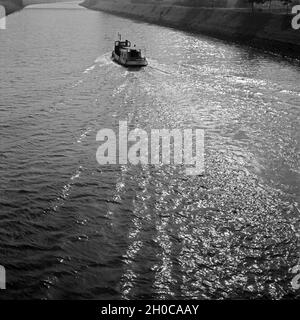 Auf der Ruhr Barkasse bei Oberhausen, Deutschland 1930 er Jahre. Péniche sur la rivière Ruhr à Oberhausen, Allemagne 1930. Banque D'Images